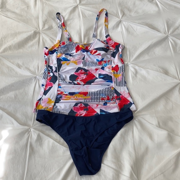 Floral three piece tankini (top & two bottoms) - Picture 2 of 16